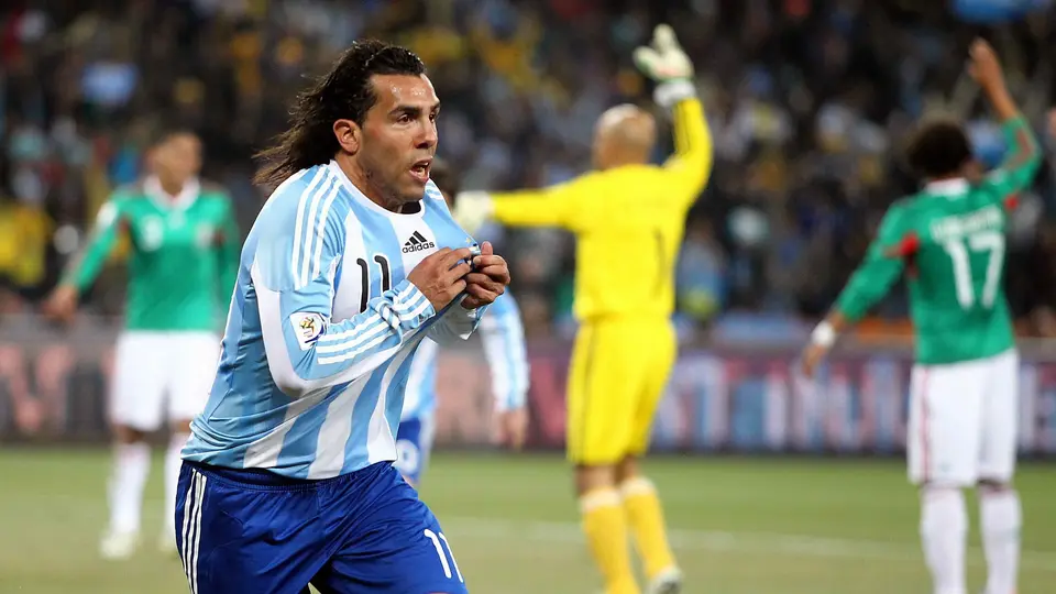 Carlos Tévez en celebración con Argentina mientras jugadores de México reclaman en el Mundial de Sudáfrica 2010 | MEXSPORT