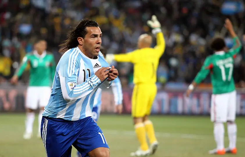 Carlos Tévez en celebración con Argentina mientras jugadores de México reclaman en el Mundial de Sudáfrica 2010 | MEXSPORT