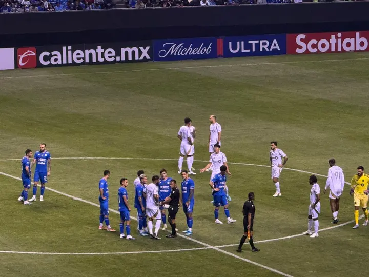 Partido entre Cruz Azul y LAFC se detuvo cinco minutos por el grito homofóbico | ILIANY APARICIO