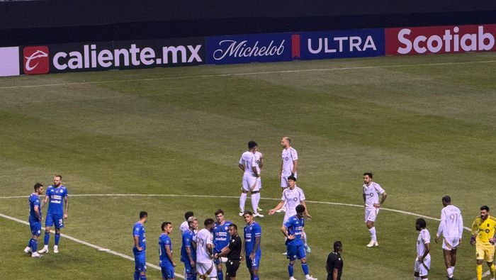 Partido entre Cruz Azul y LAFC se detuvo cinco minutos por el grito homofóbico | ILIANY APARICIO