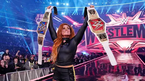 'The Man' Becky Lynch festejando su triunfo en WrestleMania 35 | wwe.com