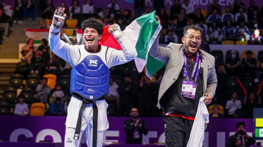 Guillermo Cortés en celebración tras su campeonato en Uzbekistán | FB: femextkdoficial