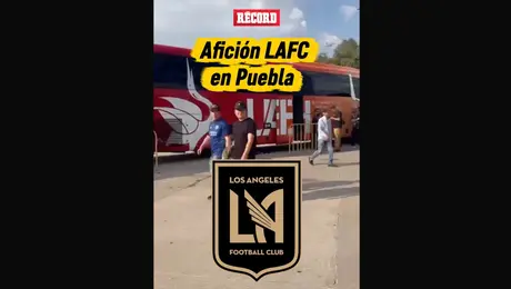Afición De LAFC Llega En Camiones Al Estadio Cuauhtémoc