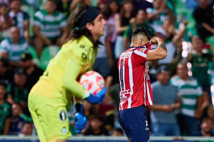 Alan Pulido, frustrado por no anotar ante Santos l MEXSPORT