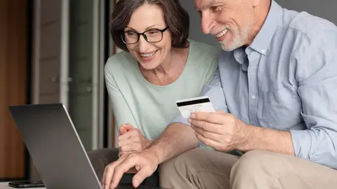 El cambio se debe a que cae en 1 de mayo, día feriado y sin actividad bancaria / FREEPIK