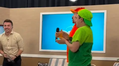 El encuentro entre ambas series desató reacciones en redes y dejó uno de los momentos más surrealistas del año. / @@ibarrechejavier