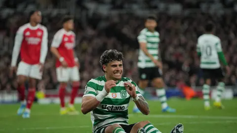 Maxi Araujo jugando ante el Arsenal l AP