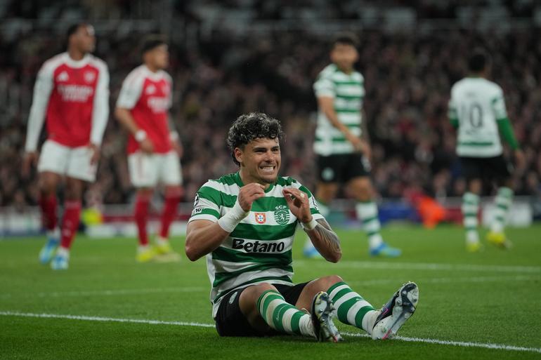 Maxi Araujo jugando ante el Arsenal l AP