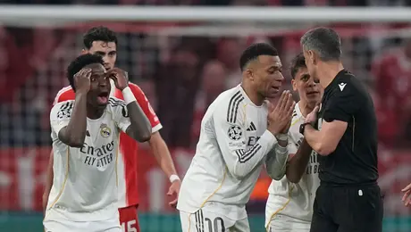 ¡No les gustó perder! Jugadores del Real Madrid encaran al árbitro tras eliminación ante Bayern