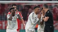 ¡No les gustó perder! Jugadores del Real Madrid encaran al árbitro tras eliminación ante Bayern