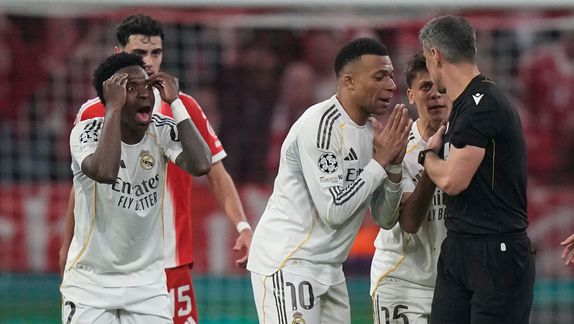 ¡No les gustó perder! Jugadores del Real Madrid encaran al árbitro tras eliminación ante Bayern