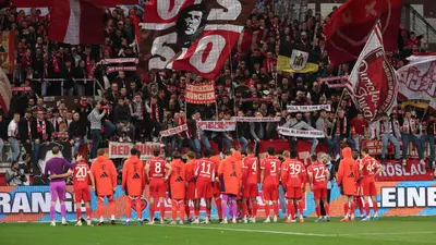 ¡No los dejaron dormir! Fans de Bayern lanzaron fuegos artificiales a las afuera del hotel del Real Madrid