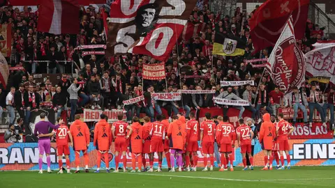 Jugadores de Bayern Munich saludan a sus fans tras un partido de visita en Bundesliga | AP