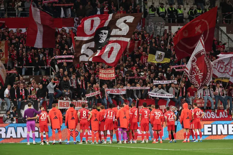 Jugadores de Bayern Munich saludan a sus fans tras un partido de visita en Bundesliga | AP