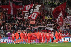Jugadores de Bayern Munich saludan a sus fans tras un partido de visita en Bundesliga | AP
