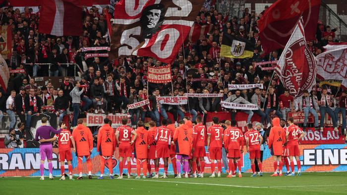 Jugadores de Bayern Munich saludan a sus fans tras un partido de visita en Bundesliga | AP
