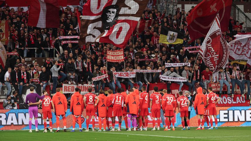 Jugadores de Bayern Munich saludan a sus fans tras un partido de visita en Bundesliga | AP