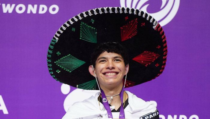 Guillermo Cortés en el podio tras su campeonato juvenil en taekwondo | FB: femextkdoficial