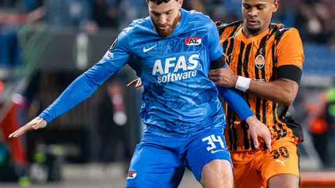 Mees de Wit y Alisson Santana en el partido entre AZ Alkmaar y Shakhtar Donetsk en Conference League | GROSBY GROUP