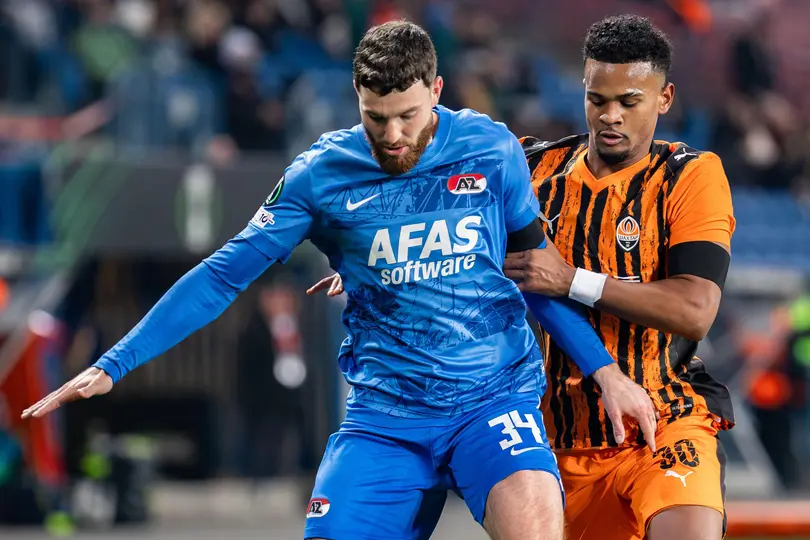 Mees de Wit y Alisson Santana en el partido entre AZ Alkmaar y Shakhtar Donetsk en Conference League | GROSBY GROUP