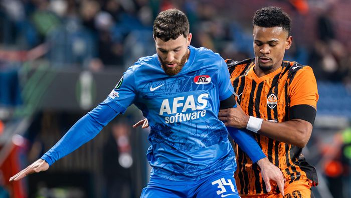 Mees de Wit y Alisson Santana en el partido entre AZ Alkmaar y Shakhtar Donetsk en Conference League | GROSBY GROUP