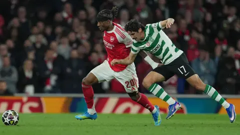 Arsenal y Sporting disputando el balón l AP