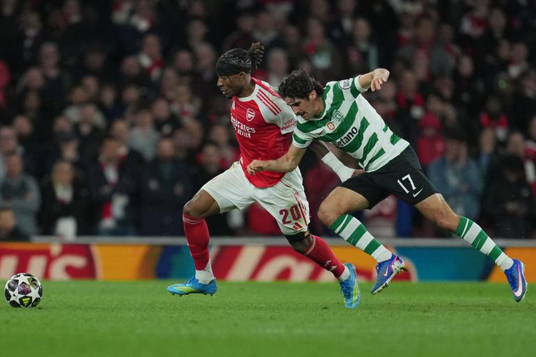 Arsenal y Sporting disputando el balón l AP