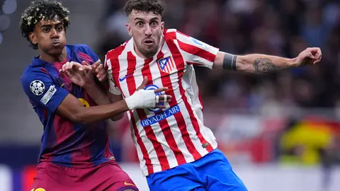 Lamine Yamal se enfrenta a Matteo Ruggeri en el partido de Barcelona contra Atlético de Madrid en Champions League | AP