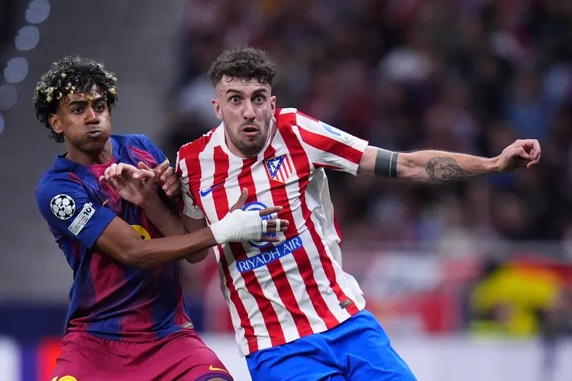 Lamine Yamal se enfrenta a Matteo Ruggeri en el partido de Barcelona contra Atlético de Madrid en Champions League | AP