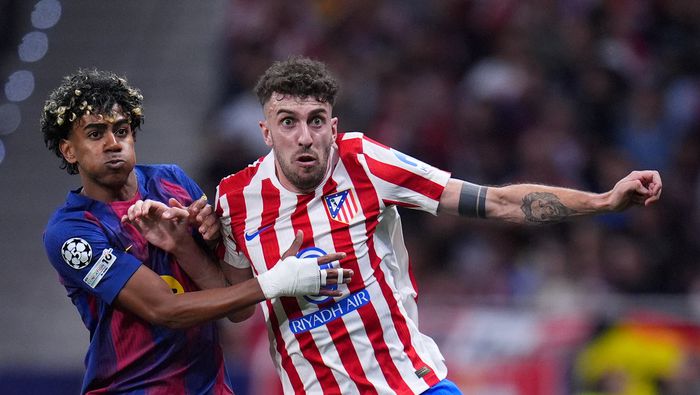 Lamine Yamal se enfrenta a Matteo Ruggeri en el partido de Barcelona contra Atlético de Madrid en Champions League | AP