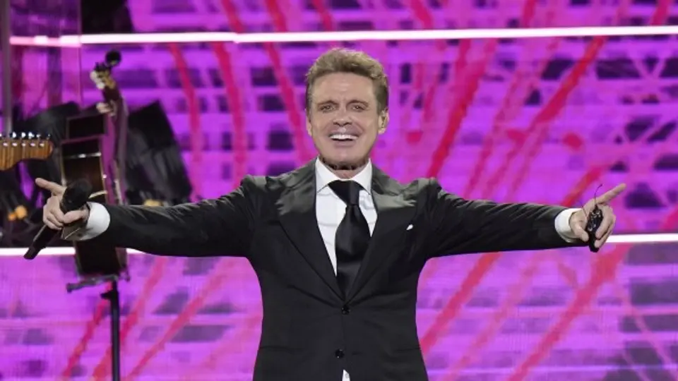 El cantante mexicano se volvió tendencia en redes sociales tras las versiones sobre una supuesta complicación cardíaca. /  AP