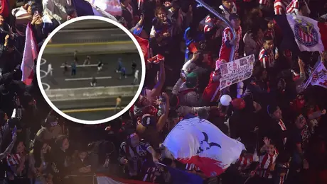 ¡Reprobable! Aficionados del Cruz Azul apedrean el autobús de seguidores de Chivas tras serenata