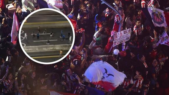 ¡Reprobable! Aficionados del Cruz Azul apedrean el autobús de seguidores de Chivas tras serenata