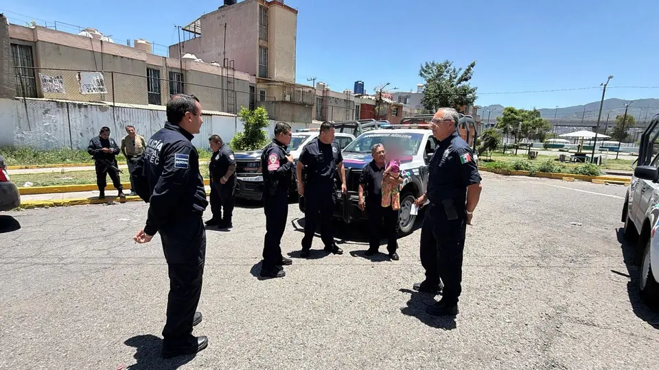 El conductor del taxi pidió apoyo a policías luego de darse cuenta de que el pasajero había abandonado al menor. / RS