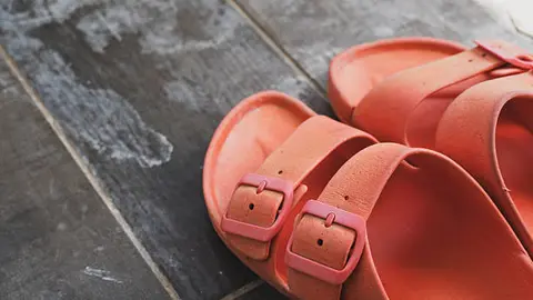 La escena desató nostalgia y humor entre usuarios que recordaron las famosas “chanclas voladoras”.
