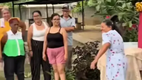 La abuelita sorprendió a todos al derribar la botella con un solo lanzamiento de chancla.