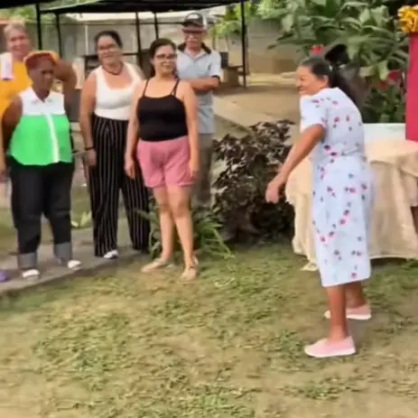 La abuelita sorprendió a todos al derribar la botella con un solo lanzamiento de chancla.