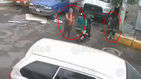 El conductor del auto gris se escapó para evadir sus responsabilidades aunque no se sabe de quién fue la culpa / Especial