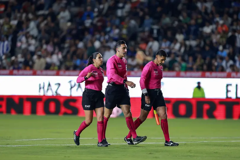 Arbitros en el juego de Pachuca vs Pumas | MEXSPORT