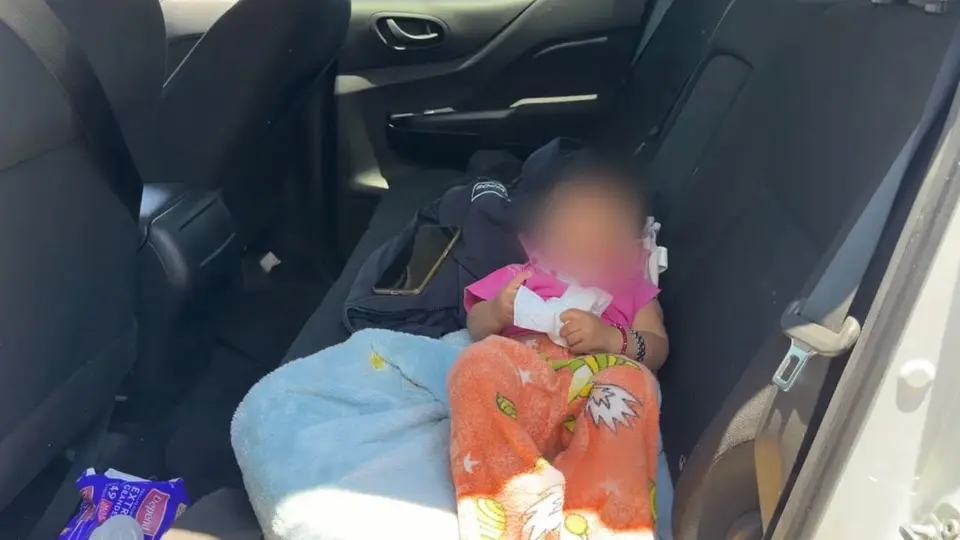 Abandonan a bebé en taxi de aplicación en Ecatepec; hombre huyó en motocicleta