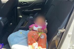 Abandonan a bebé en taxi de aplicación en Ecatepec; hombre huyó en motocicleta