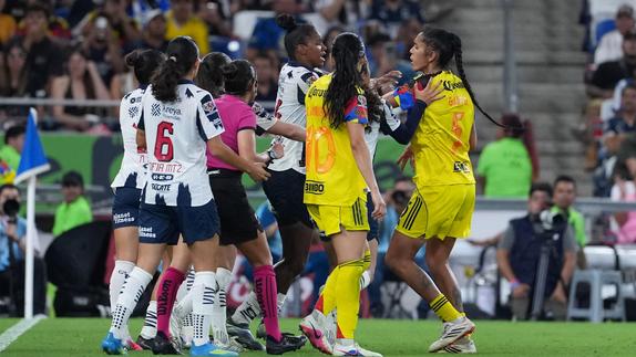 Jugadoras de Rayadas y América en conato de bronca en la Final de la Liga MX Femenil | IMAGO 7