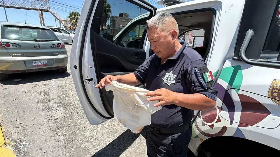 Policías municipales brindaron alimento, ropa y pañales al menor luego de encontrarlo en condiciones de descuido. / RS