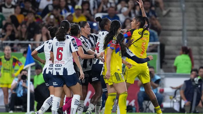 Jugadoras de Rayadas y América en conato de bronca en la Final de la Liga MX Femenil | IMAGO 7