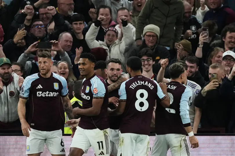 Aston Villa festejando su triunfo ante Liverpool l AP