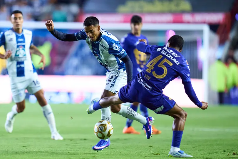 Pedro Vite y Brian García peleando por el balón en las Semifinales de Ida entre Pumas y Pachuca | MEXSPORT