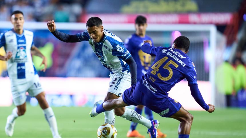 Pedro Vite y Brian García peleando por el balón en las Semifinales de Ida entre Pumas y Pachuca | MEXSPORT