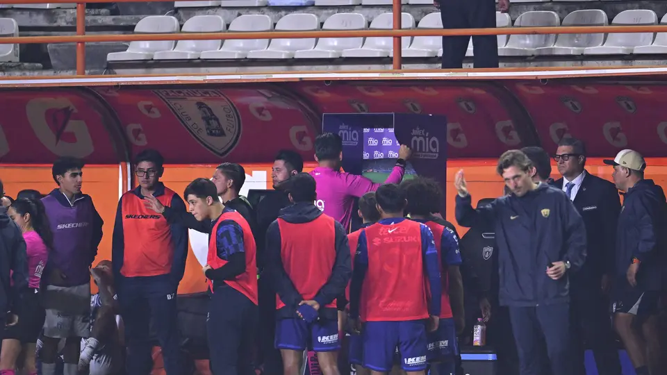 Revisión del VAR durante la Ida de las Semifinales entre Pachuca y Pumas | MEXSPORT