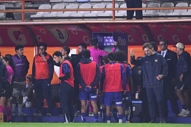 Revisión del VAR durante la Ida de las Semifinales entre Pachuca y Pumas | MEXSPORT