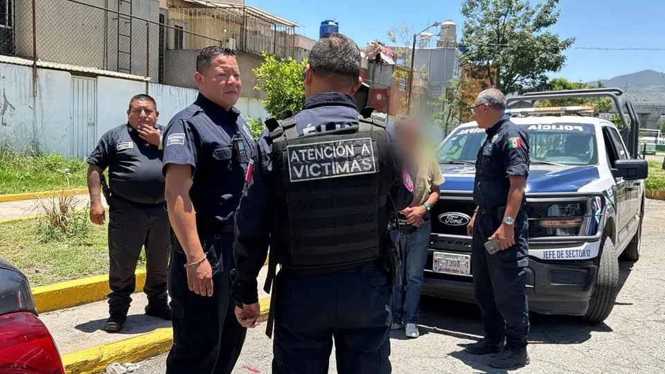 Elementos de la policía municipal auxiliaron al bebé abandonado dentro de un taxi de aplicación en Ecatepec. / RS